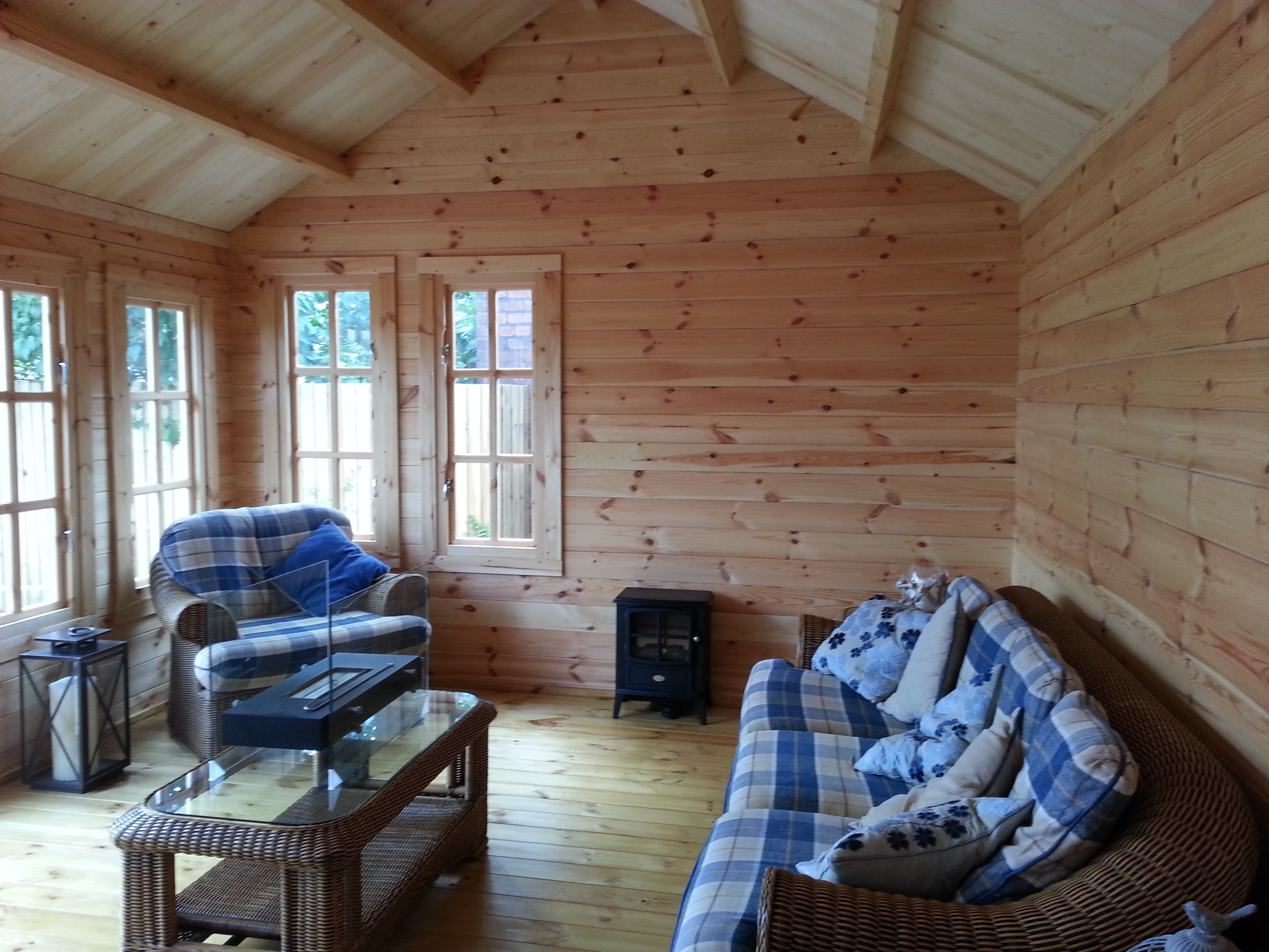 interiér dřevěného zahradního domku
